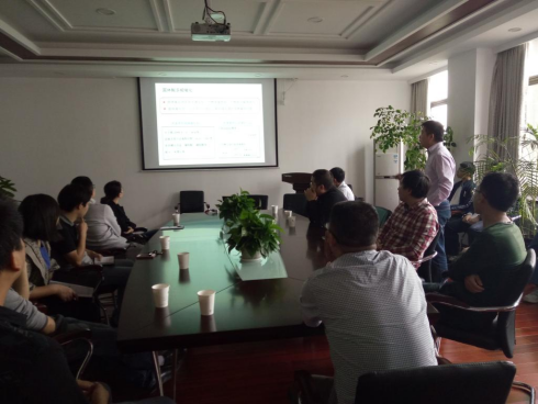 中国科黑白体育
武汉物理与数学研究所郑安民研究员来访